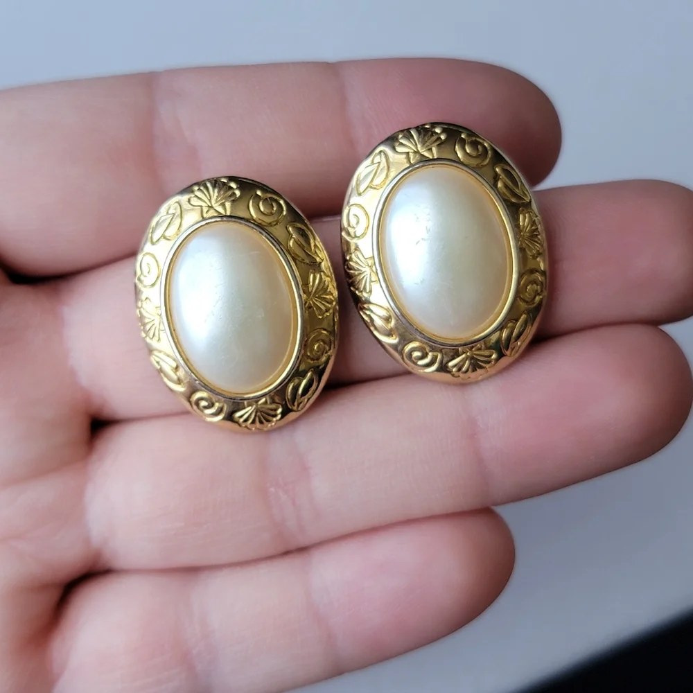 Vintage Liz Claiborne Clip On Earrings Pearl and Gold Tone Seashell Oval